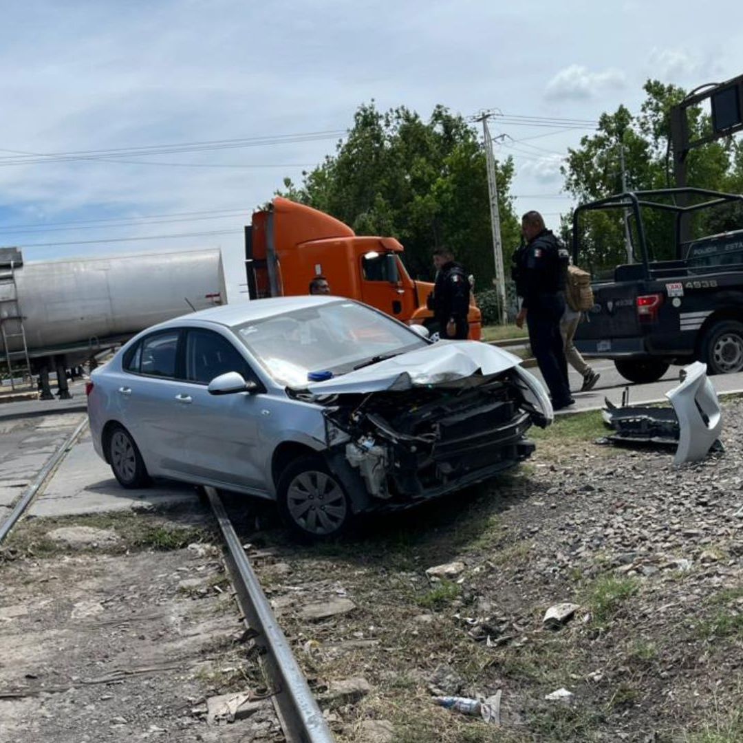 Tren Embiste a Auto que Intentó Ganarle el Paso en San Juan del Río